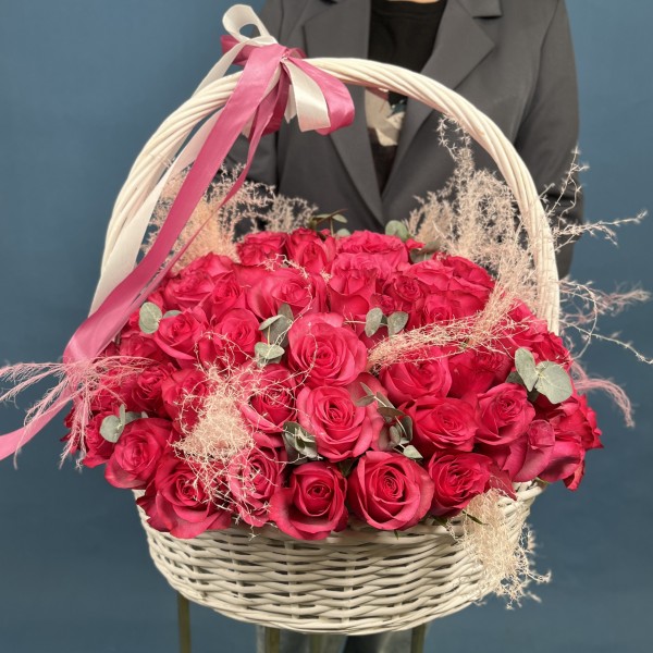 101 малиновая роза Палома Роял с пампасом в корзине